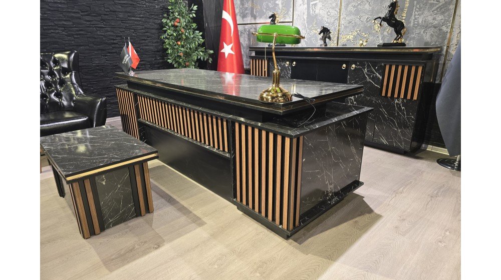 Tilia Gold lüks yönetici masa takımı, siyah mermer desenli tablası ve dikey ahşap çıtalı panelleri ile ofis ortamında A serisi Chester koltuklar ile sergileniyor.